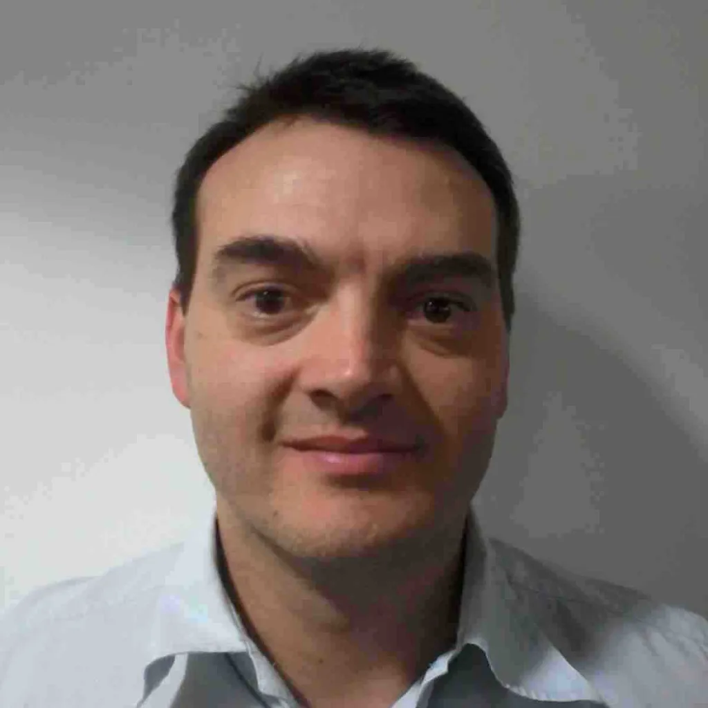 Carlos Fernandez Headshot